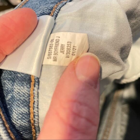 Old Navy Boyfriend Mid Rise Light Wash Heavily Distressed Jeans Womens 8 Blue - Picture 8 of 9